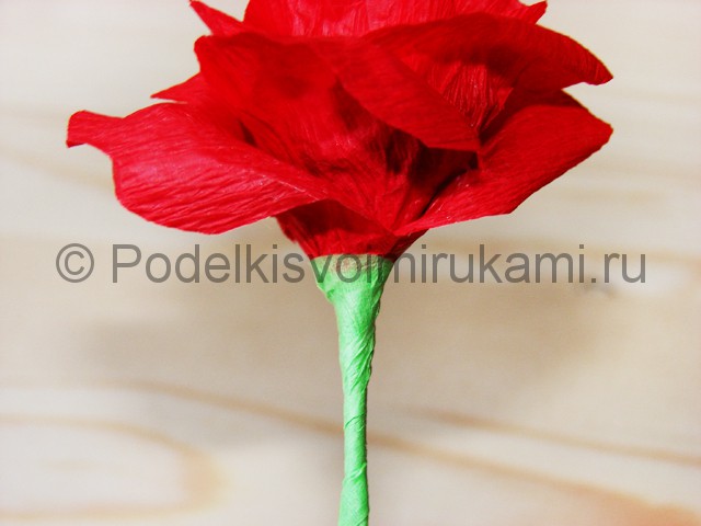 Изготовление розы из гофрированной бумаги - фото 21.