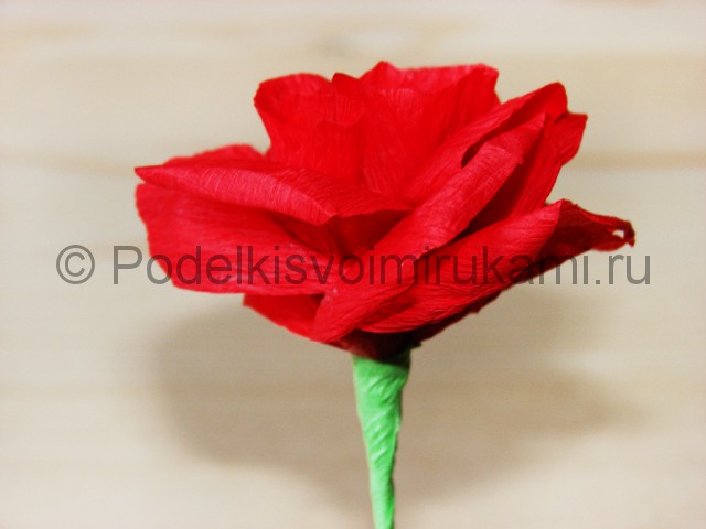 Изготовление розы из гофрированной бумаги - фото 22.