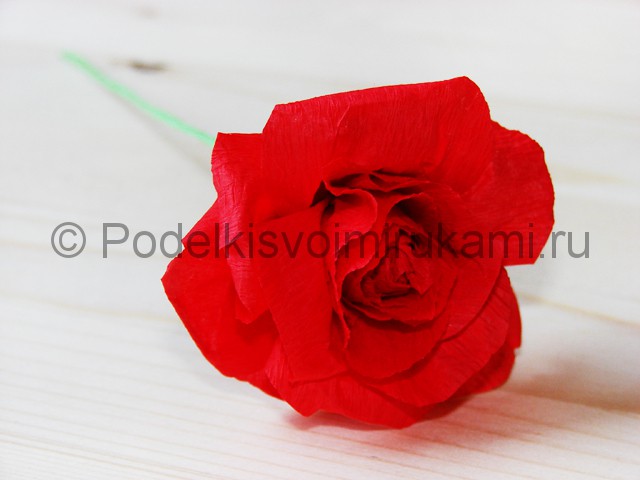 Изготовление розы из гофрированной бумаги - фото 23.