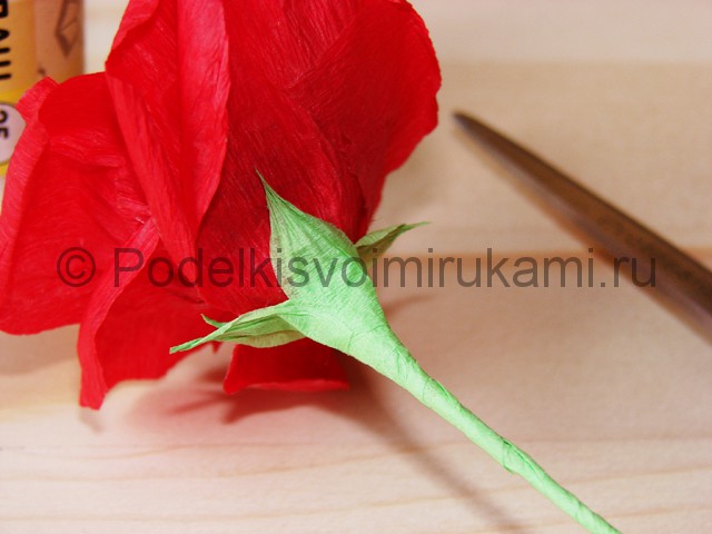 Изготовление розы из гофрированной бумаги - фото 27.