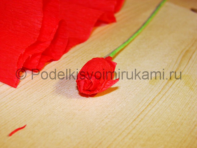 Изготовление розы из гофрированной бумаги - фото 4.