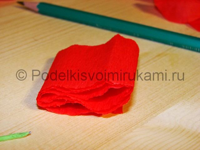 Изготовление розы из гофрированной бумаги - фото 7.