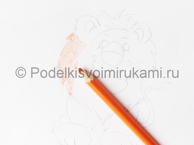 Рисуем льва цветными карандашами - фото 7.